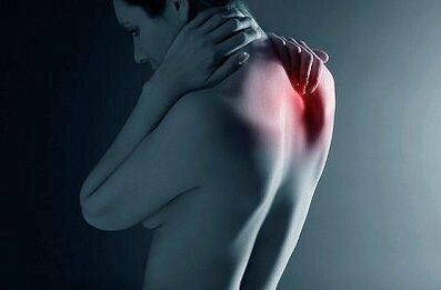 Ból między łopatkami, którego przyczyną są patologie kręgosłupa